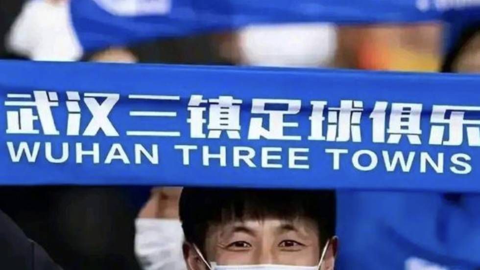 在丈夫面前弄湿股沟的妻子
